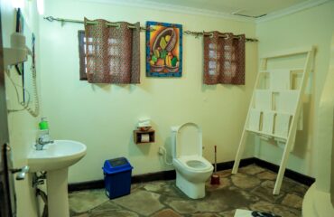 Da Vinci Gorilla Lodge Cloak Room